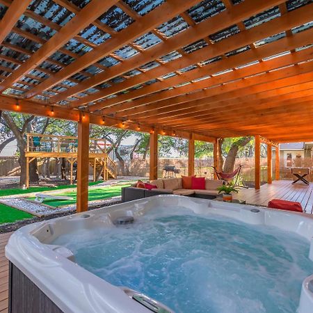 Luxurious Home With Hot Tub & Tree Deck By 6Flags San Antonio Buitenkant foto