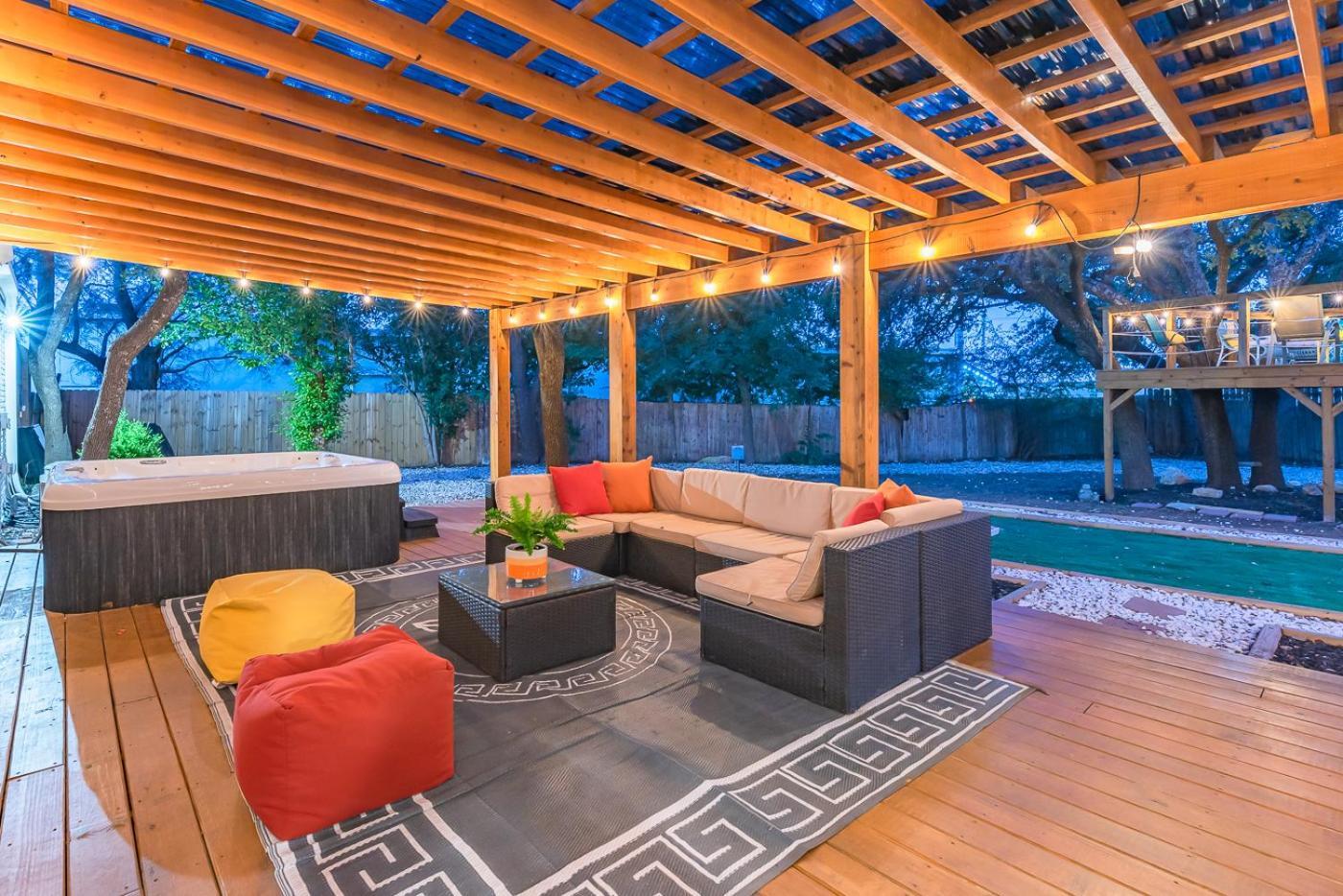 Luxurious Home With Hot Tub & Tree Deck By 6Flags San Antonio Buitenkant foto
