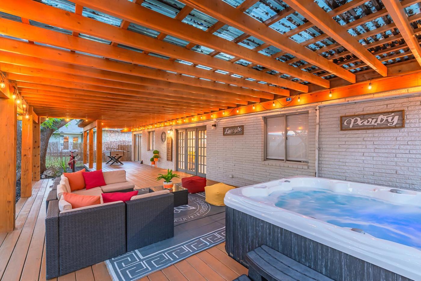 Luxurious Home With Hot Tub & Tree Deck By 6Flags San Antonio Buitenkant foto