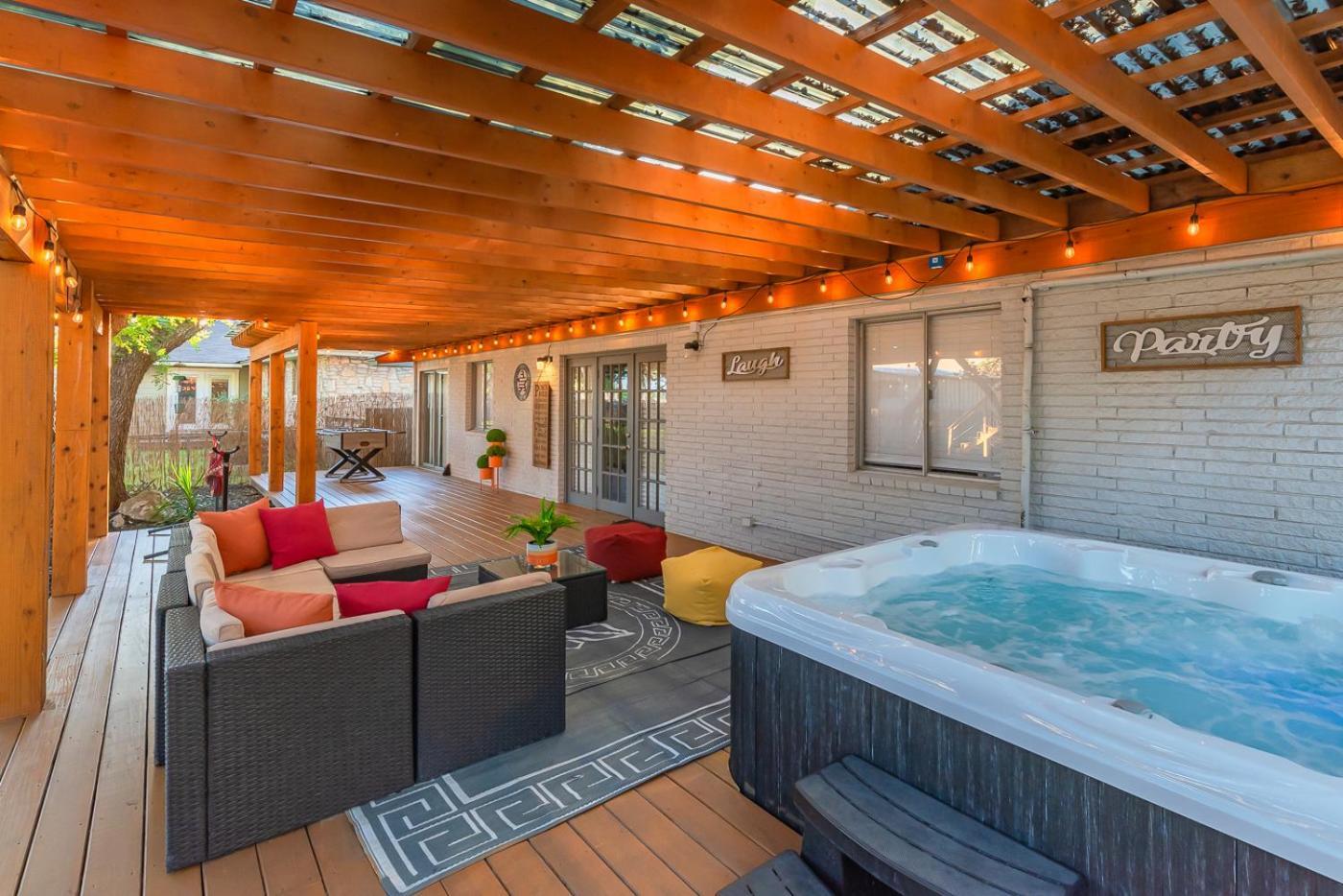 Luxurious Home With Hot Tub & Tree Deck By 6Flags San Antonio Buitenkant foto
