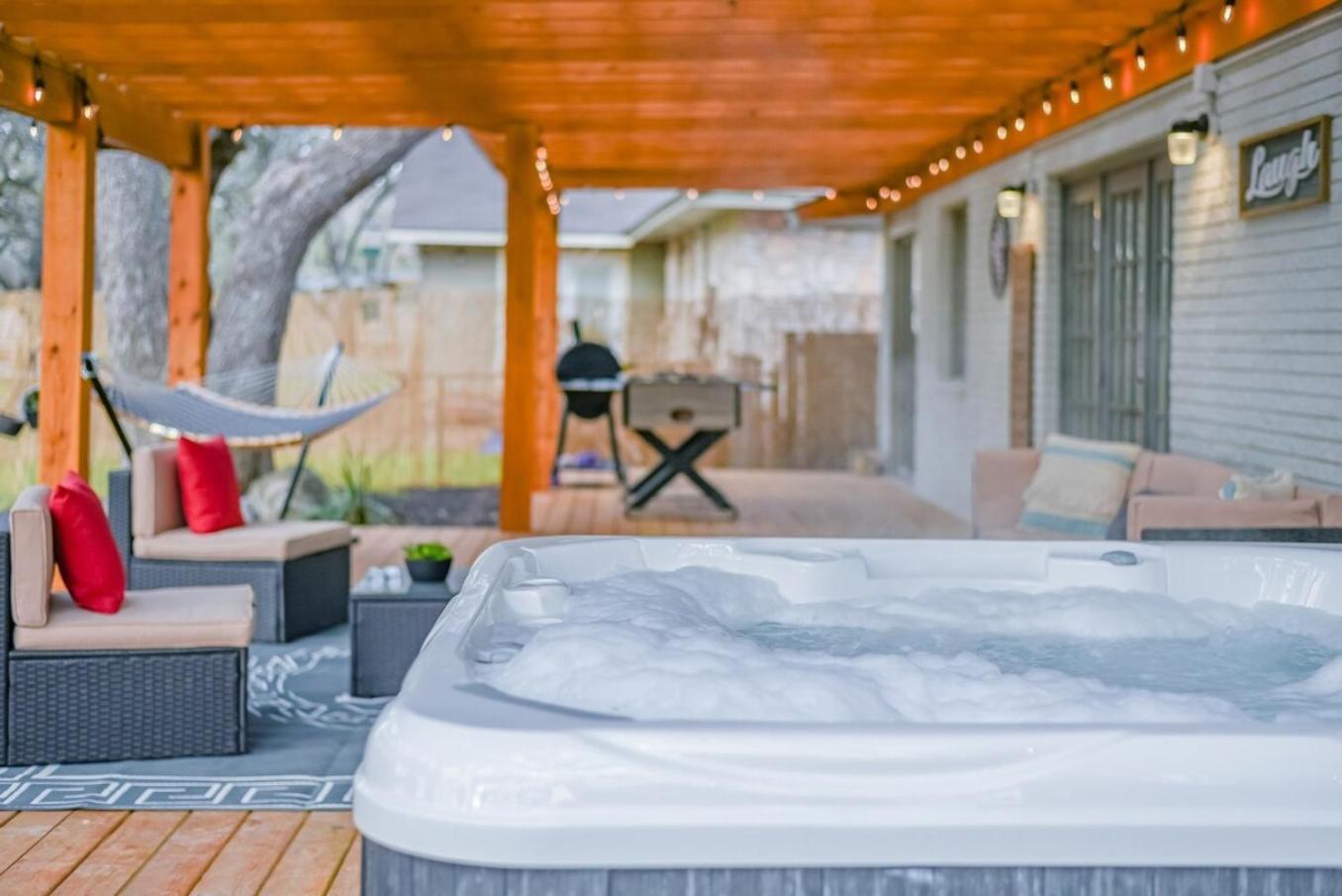 Luxurious Home With Hot Tub & Tree Deck By 6Flags San Antonio Buitenkant foto