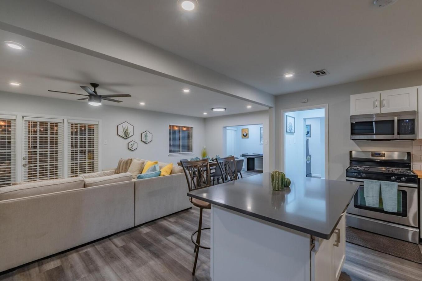 Luxurious Home With Hot Tub & Tree Deck By 6Flags San Antonio Buitenkant foto